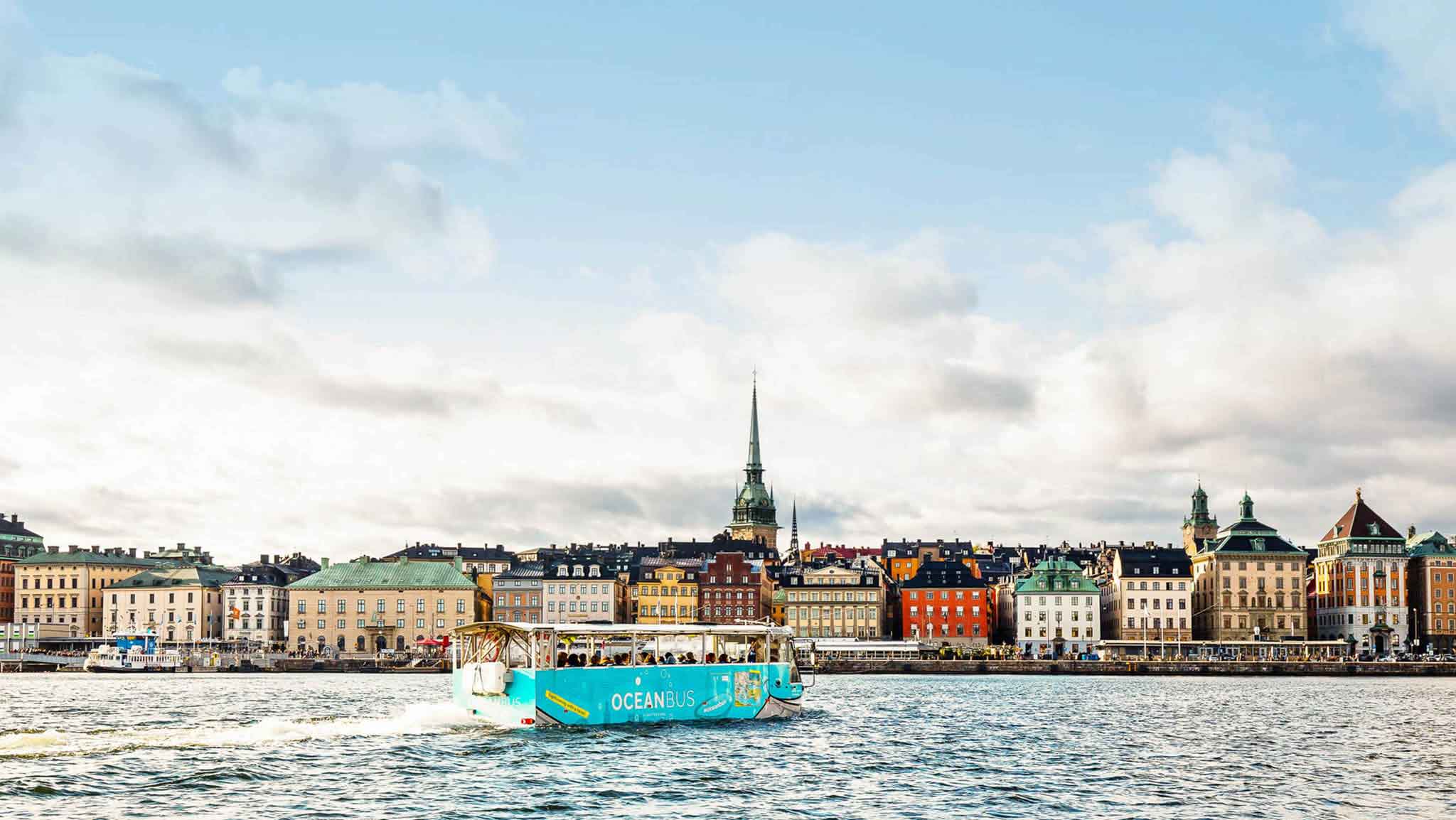 Den spännande guidade turen med Oceanbus i Stockholm från både land och vatten