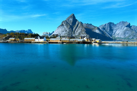 Underbara Lofoten med det vackra havet och dom fina fjällen